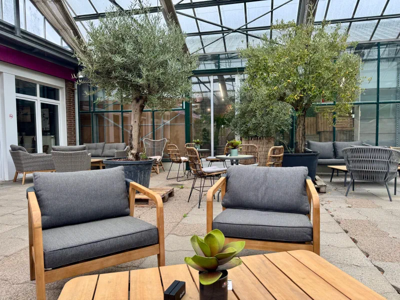 Heller Wintergarten mit gemütlicher Sitzecke