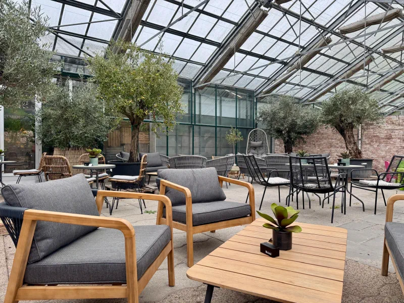 Sonnendurchfluteter Wintergarten zum Verweilen